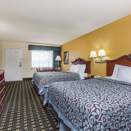 Days Inn & Suites By Wyndham Warner Robins Near Robins Afb Buitenkant foto