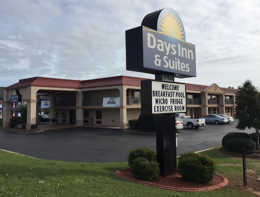 Days Inn & Suites By Wyndham Warner Robins Near Robins Afb Buitenkant foto