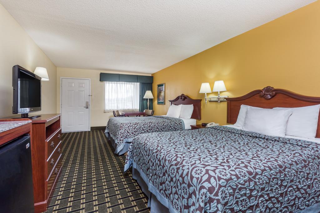 Days Inn & Suites By Wyndham Warner Robins Near Robins Afb Buitenkant foto