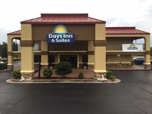 Days Inn & Suites By Wyndham Warner Robins Near Robins Afb Buitenkant foto