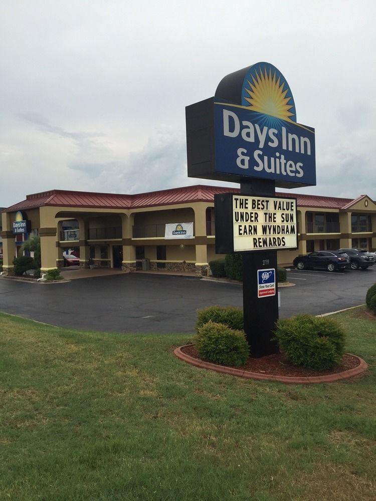 Days Inn & Suites By Wyndham Warner Robins Near Robins Afb Buitenkant foto
