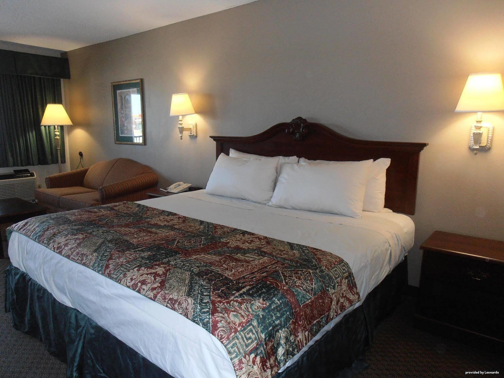 Days Inn & Suites By Wyndham Warner Robins Near Robins Afb Buitenkant foto