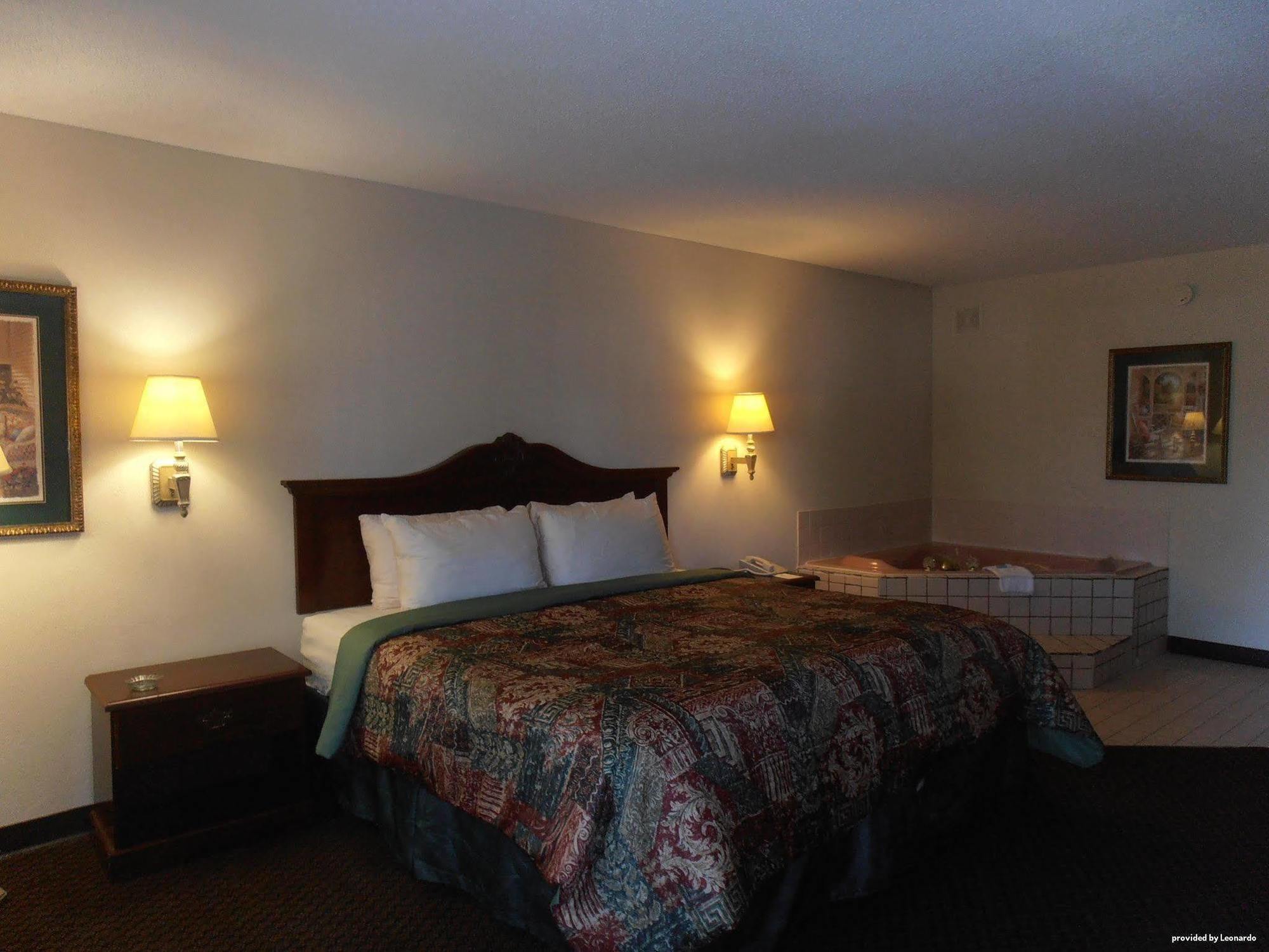 Days Inn & Suites By Wyndham Warner Robins Near Robins Afb Buitenkant foto