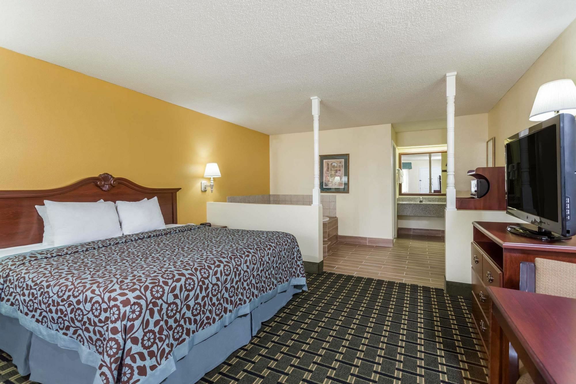 Days Inn & Suites By Wyndham Warner Robins Near Robins Afb Buitenkant foto