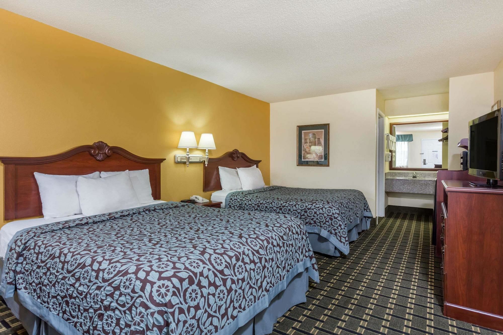 Days Inn & Suites By Wyndham Warner Robins Near Robins Afb Buitenkant foto