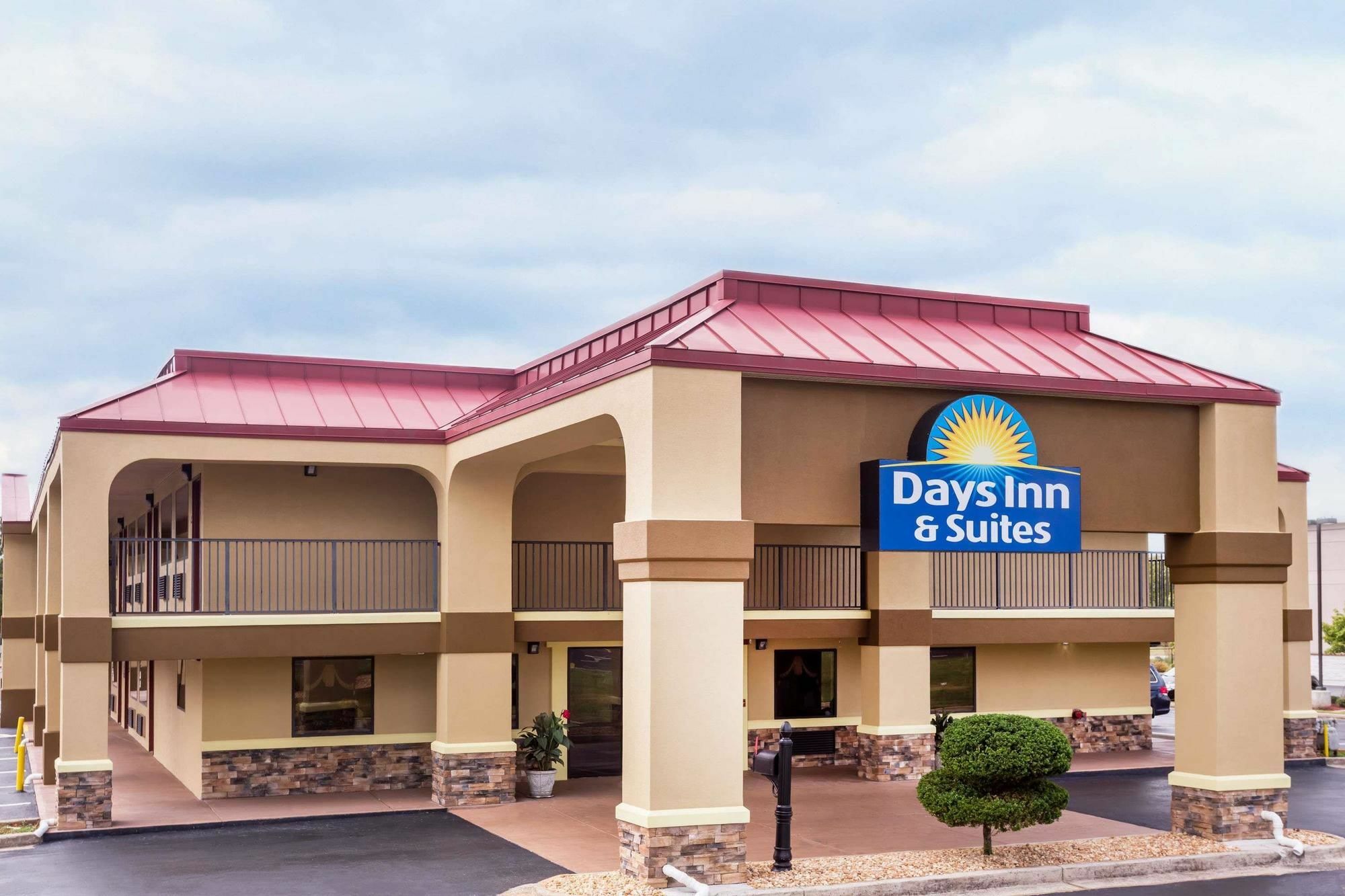 Days Inn & Suites By Wyndham Warner Robins Near Robins Afb Buitenkant foto