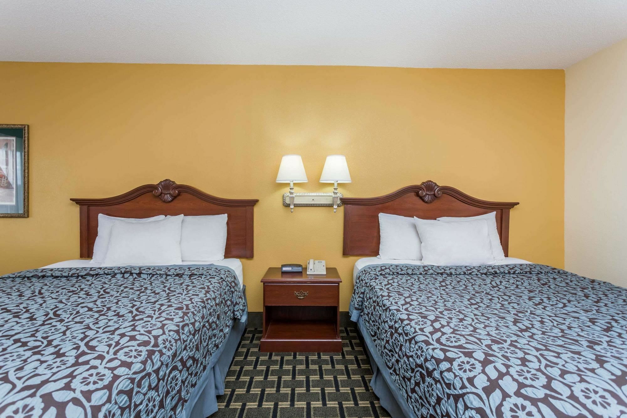 Days Inn & Suites By Wyndham Warner Robins Near Robins Afb Buitenkant foto