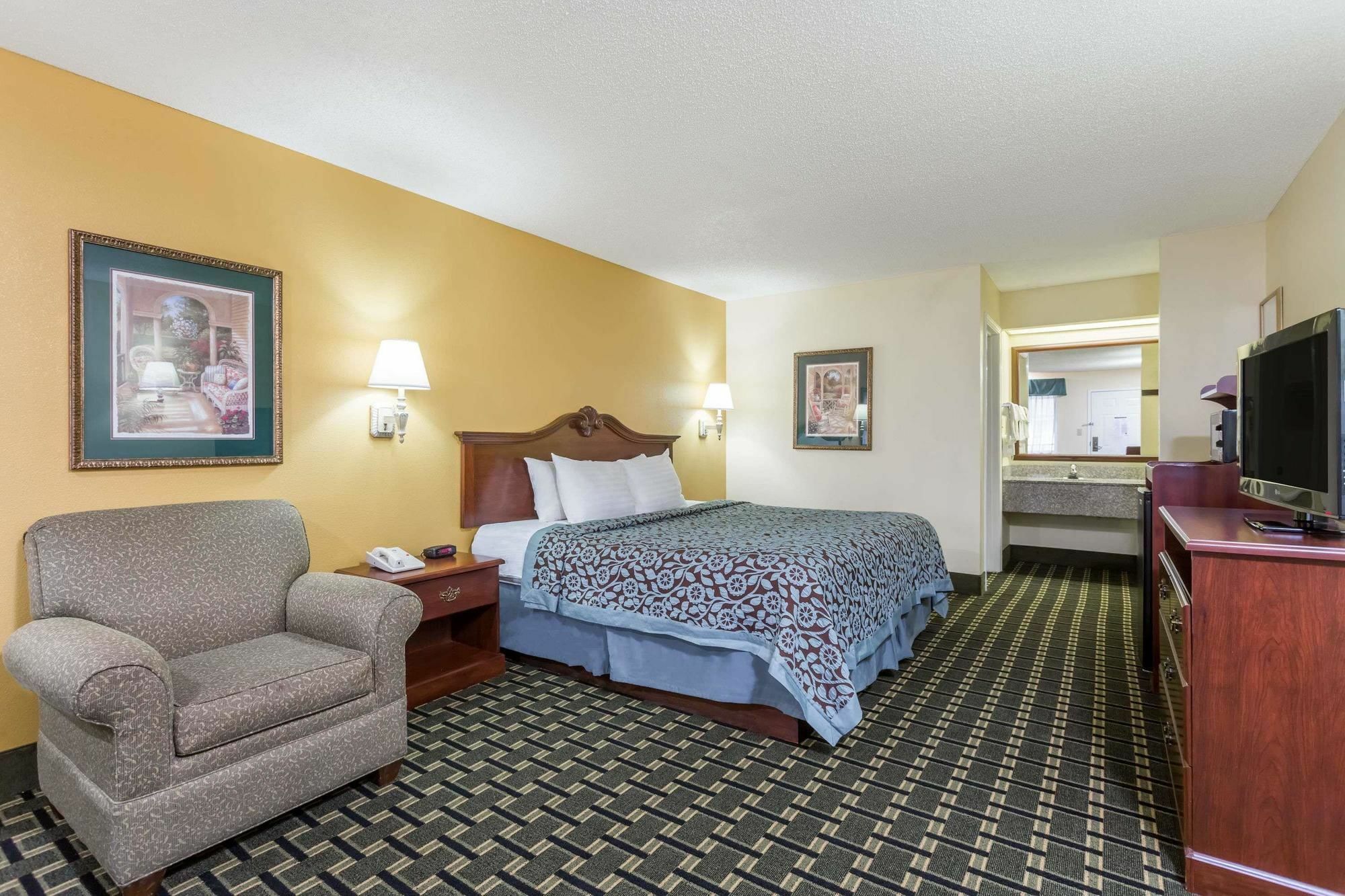 Days Inn & Suites By Wyndham Warner Robins Near Robins Afb Buitenkant foto