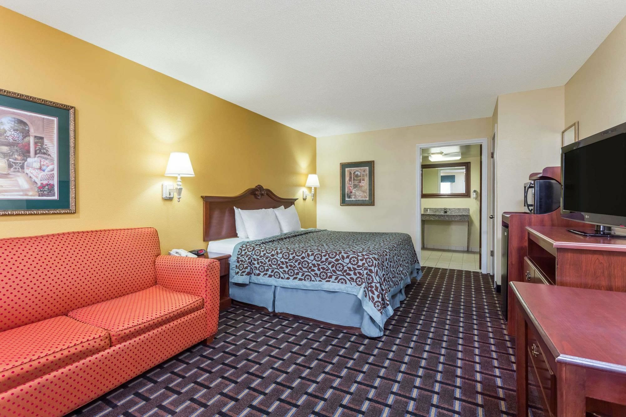 Days Inn & Suites By Wyndham Warner Robins Near Robins Afb Buitenkant foto