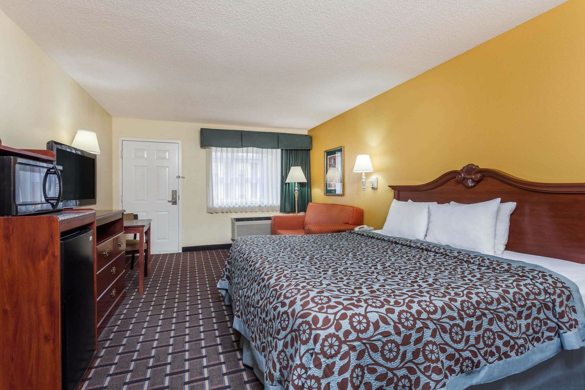 Days Inn & Suites By Wyndham Warner Robins Near Robins Afb Buitenkant foto