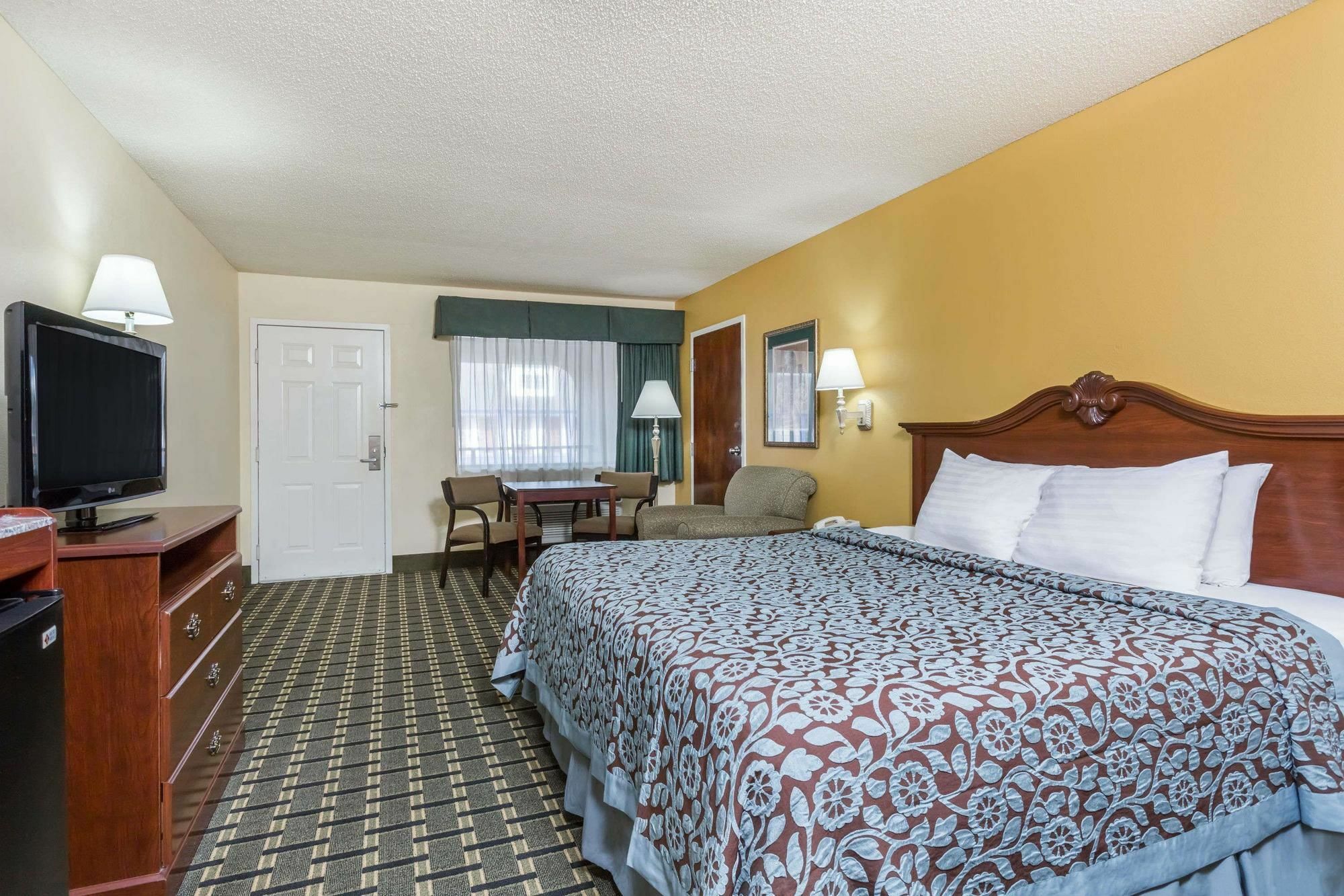 Days Inn & Suites By Wyndham Warner Robins Near Robins Afb Buitenkant foto