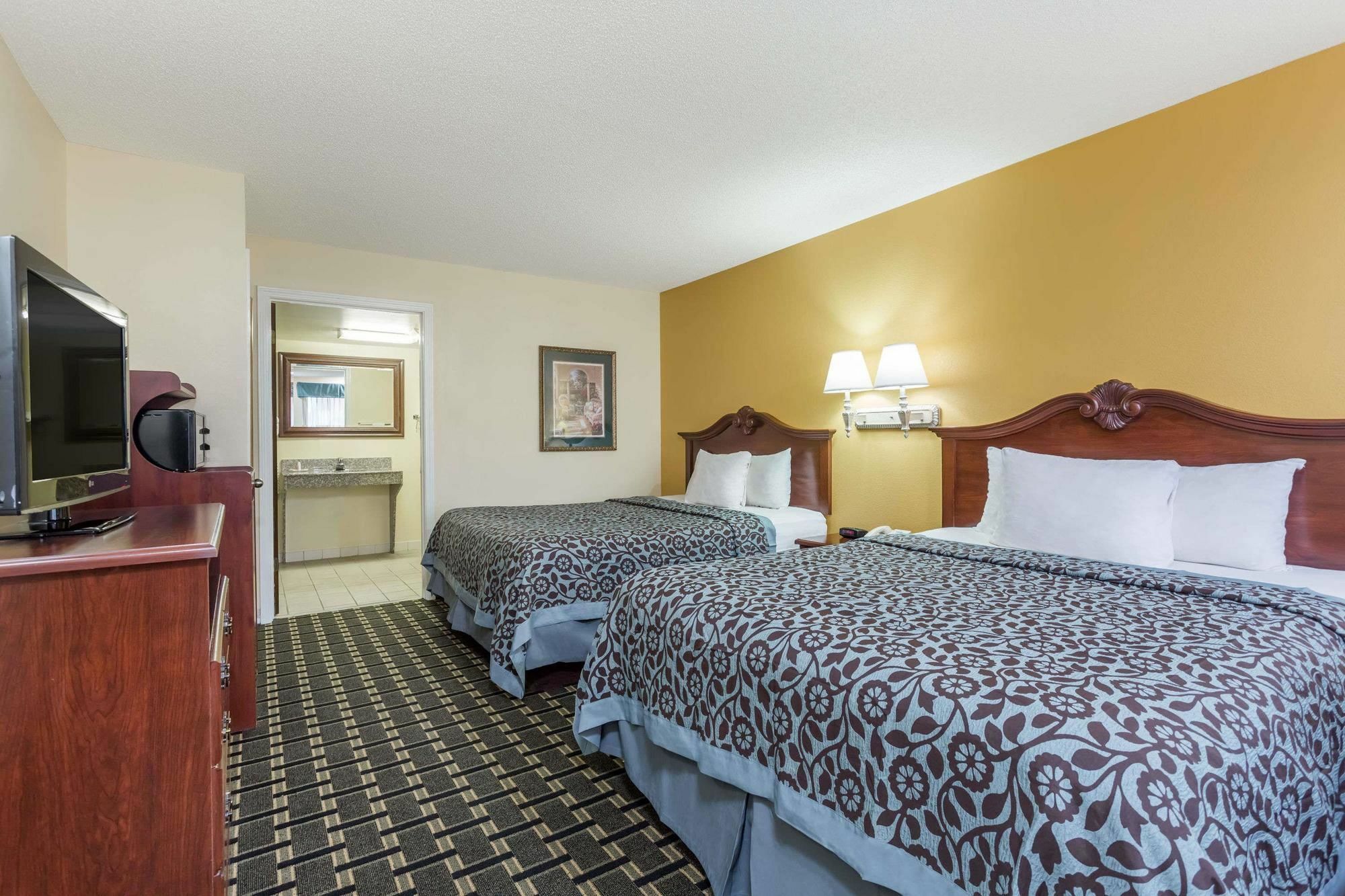 Days Inn & Suites By Wyndham Warner Robins Near Robins Afb Buitenkant foto