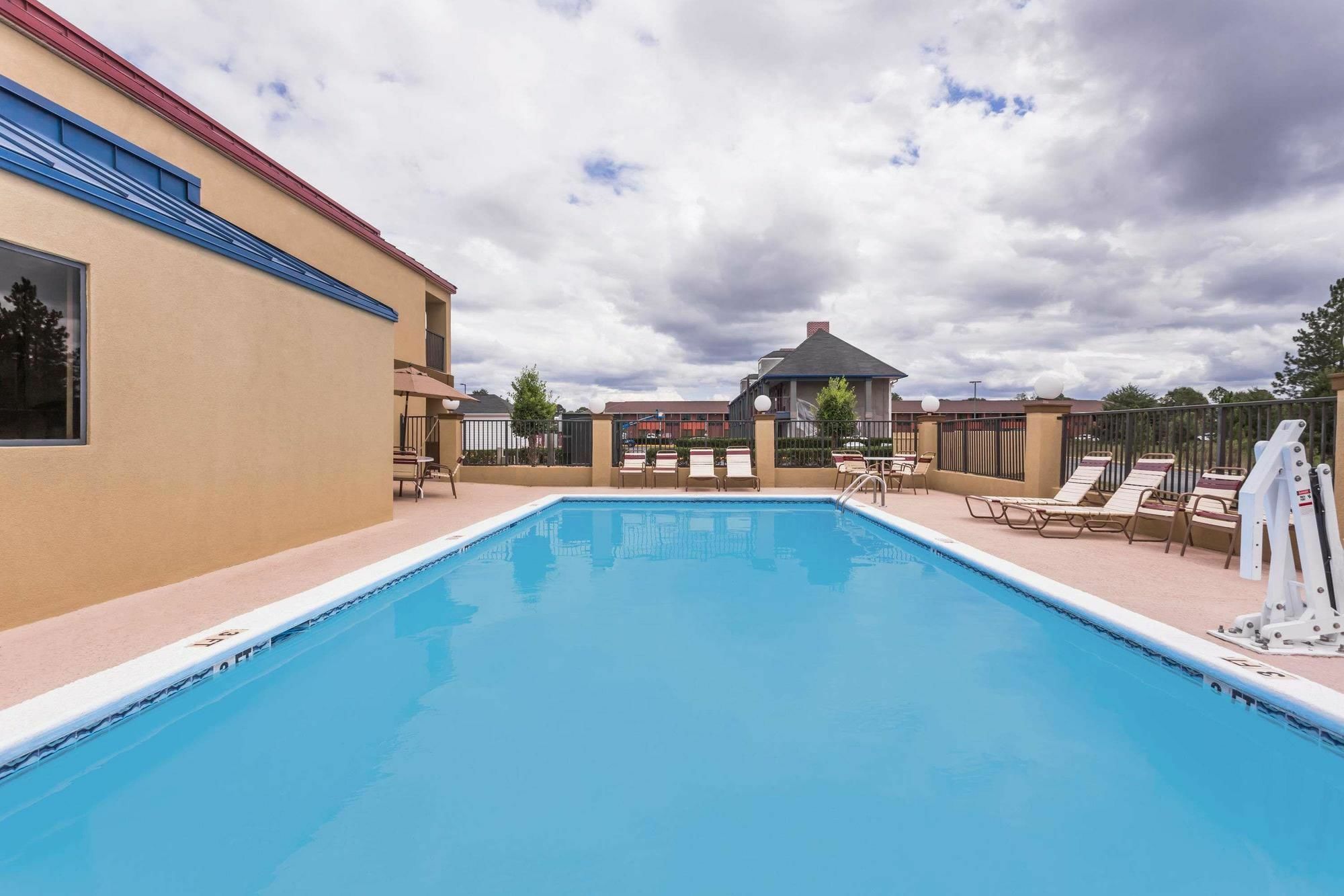 Days Inn & Suites By Wyndham Warner Robins Near Robins Afb Buitenkant foto