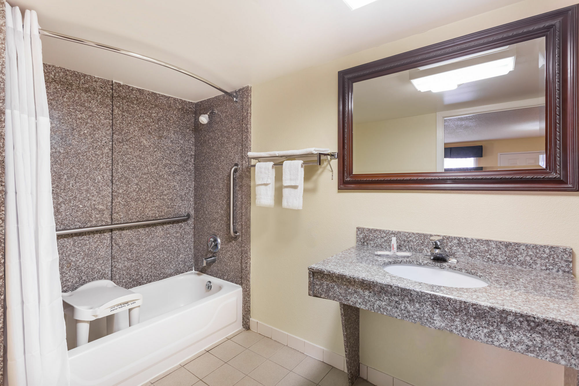 Days Inn & Suites By Wyndham Warner Robins Near Robins Afb Buitenkant foto
